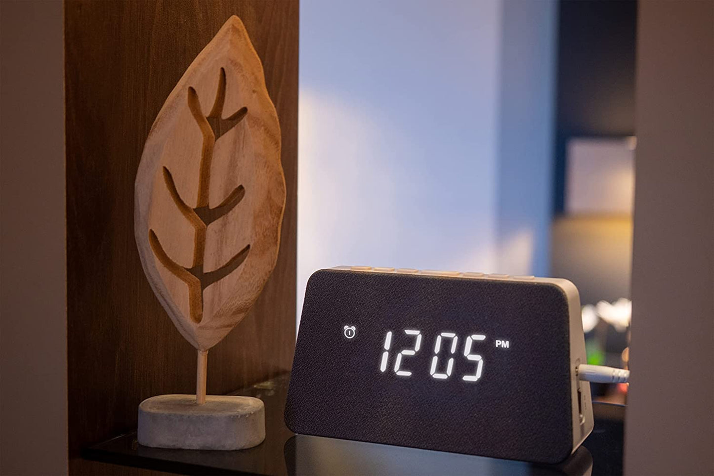 AIC - Radioreloj Despertador FM con Base de Carga inalámbrica QI para móviles, 10 Emisoras, Función de Alarma dual, Puerto de Carga USB, Atenuador "dimmer" de 3 pasos. Mod. WM3020i