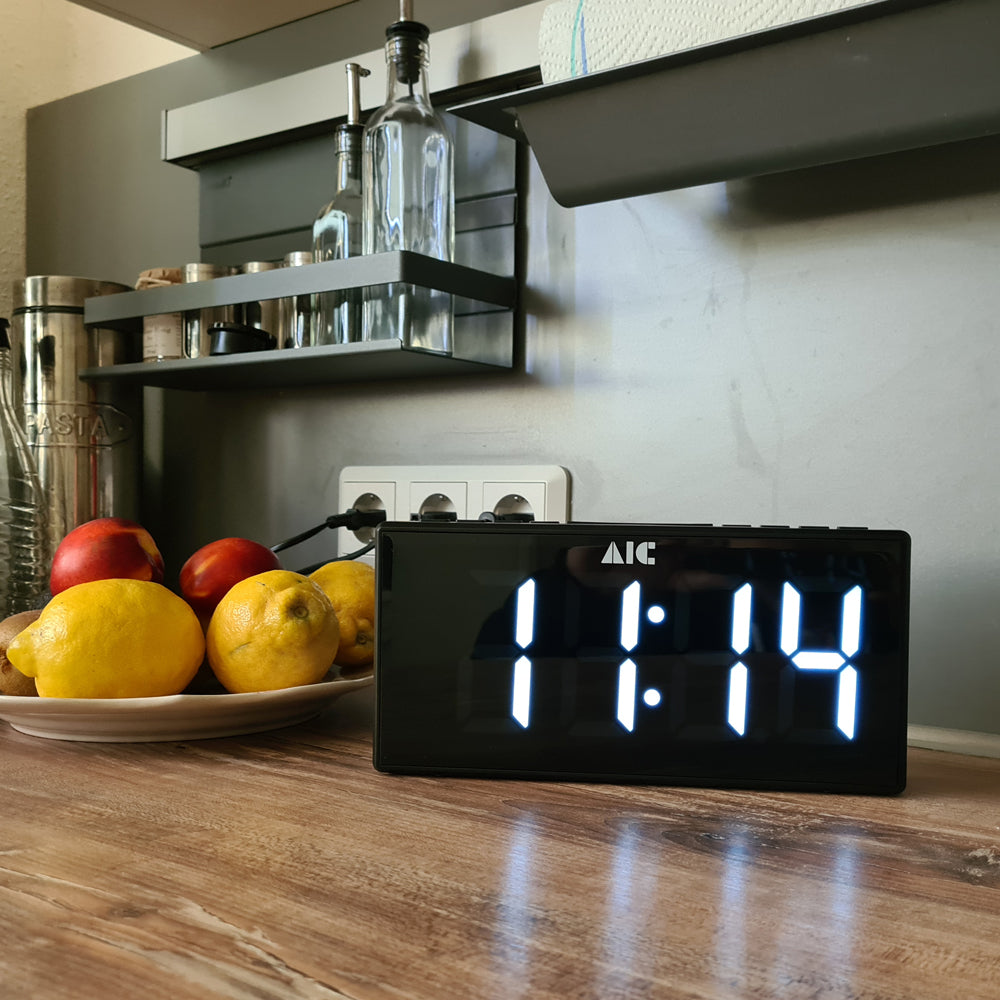 AIC - Radioreloj Despertador FM con gran pantalla LED blanca tamaño "Jumbo" de 24 x 11 cm, Alarma dual, Atenuador "dimmer" de 5 pasos, Función de repetición, Alarma de día de la semana. Mod. 48XXL