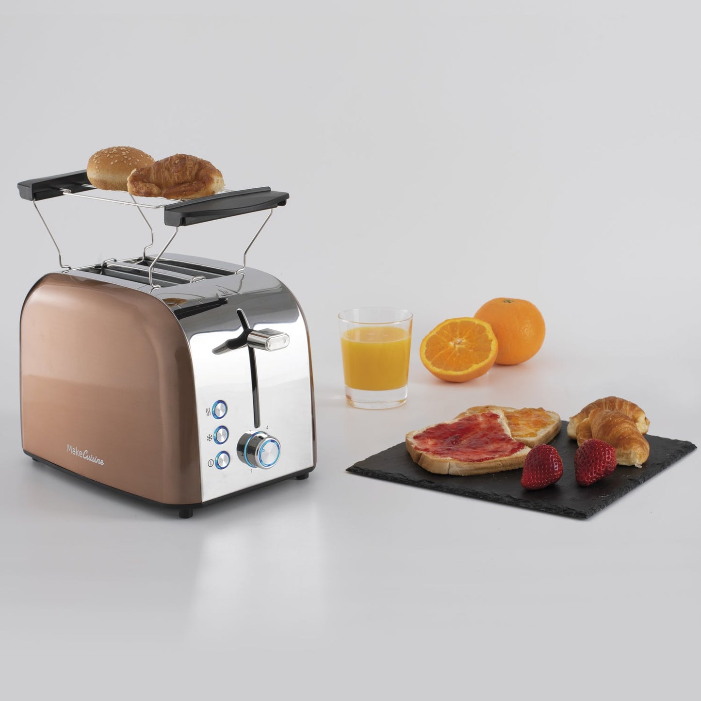Tostador Retro con Diseño Vintage Color Copper Tech y Soft Cream. Cocina elegante. Tostador 900 W, 2 ranuras con accesorio para bollería. Ajuste de tostado. Funciones Descongelar Recalentar y Cancelar. Panel luces LED. Bandeja Recogemigas extraíble. Bolsa para Tostador Incluida