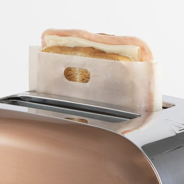 Tostador Retro con Diseño Vintage Color Copper Tech y Soft Cream. Cocina elegante. Tostador 900 W, 2 ranuras con accesorio para bollería. Ajuste de tostado. Funciones Descongelar Recalentar y Cancelar. Panel luces LED. Bandeja Recogemigas extraíble. Bolsa para Tostador Incluida