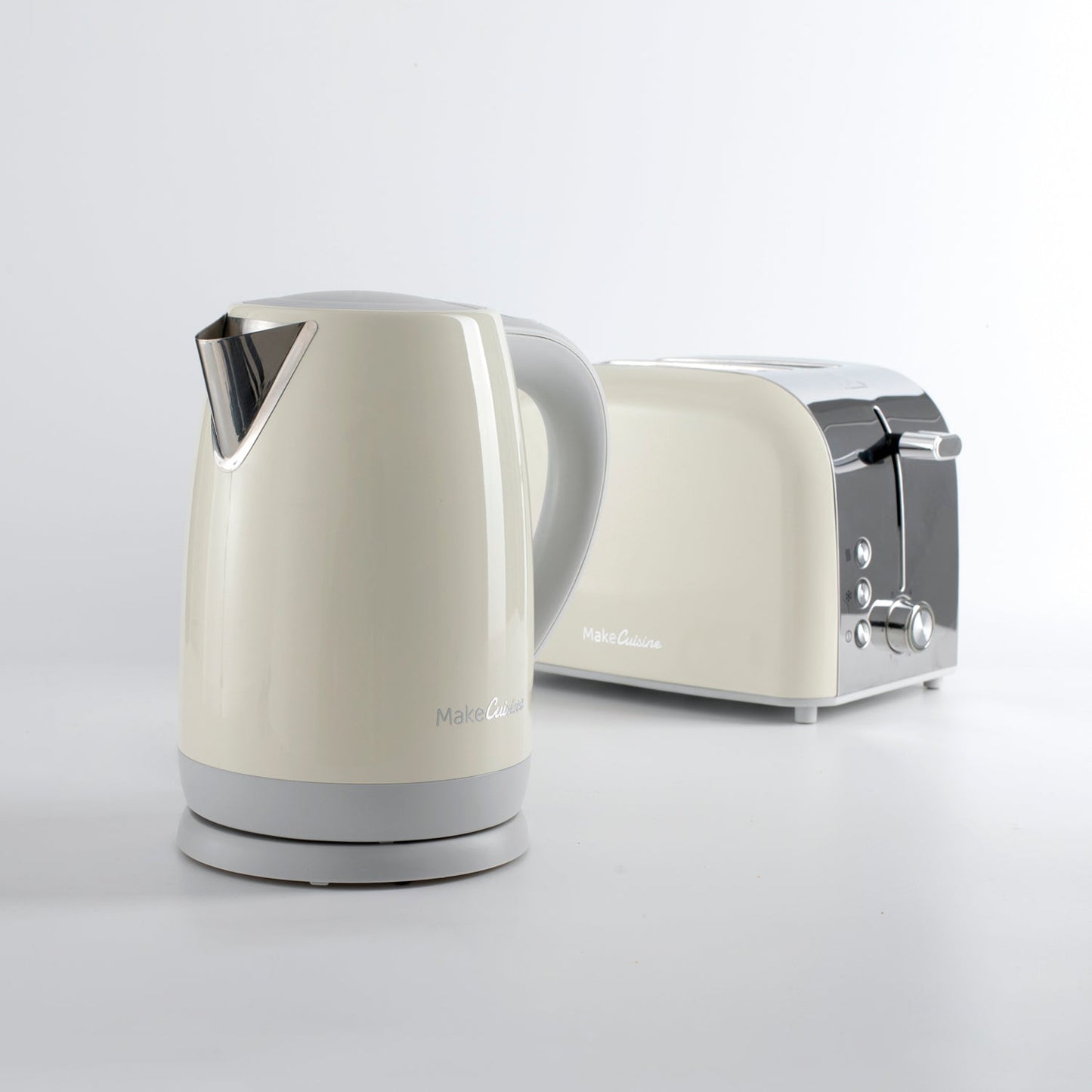 Hervidor Retro de agua eléctrico. Kettle Diseño Vintage color Soft Cream. 2200 W. Base giratoria de 360 grados con cuerpo inalámbrico. Elemento calefactor oculto. 1.7 Litros de agua. Cuerpo Acero Inox. Boquilla Acero Inox. Ebullición rápida. Indicador transparente de nivel. Tapa con Botón Apertura.