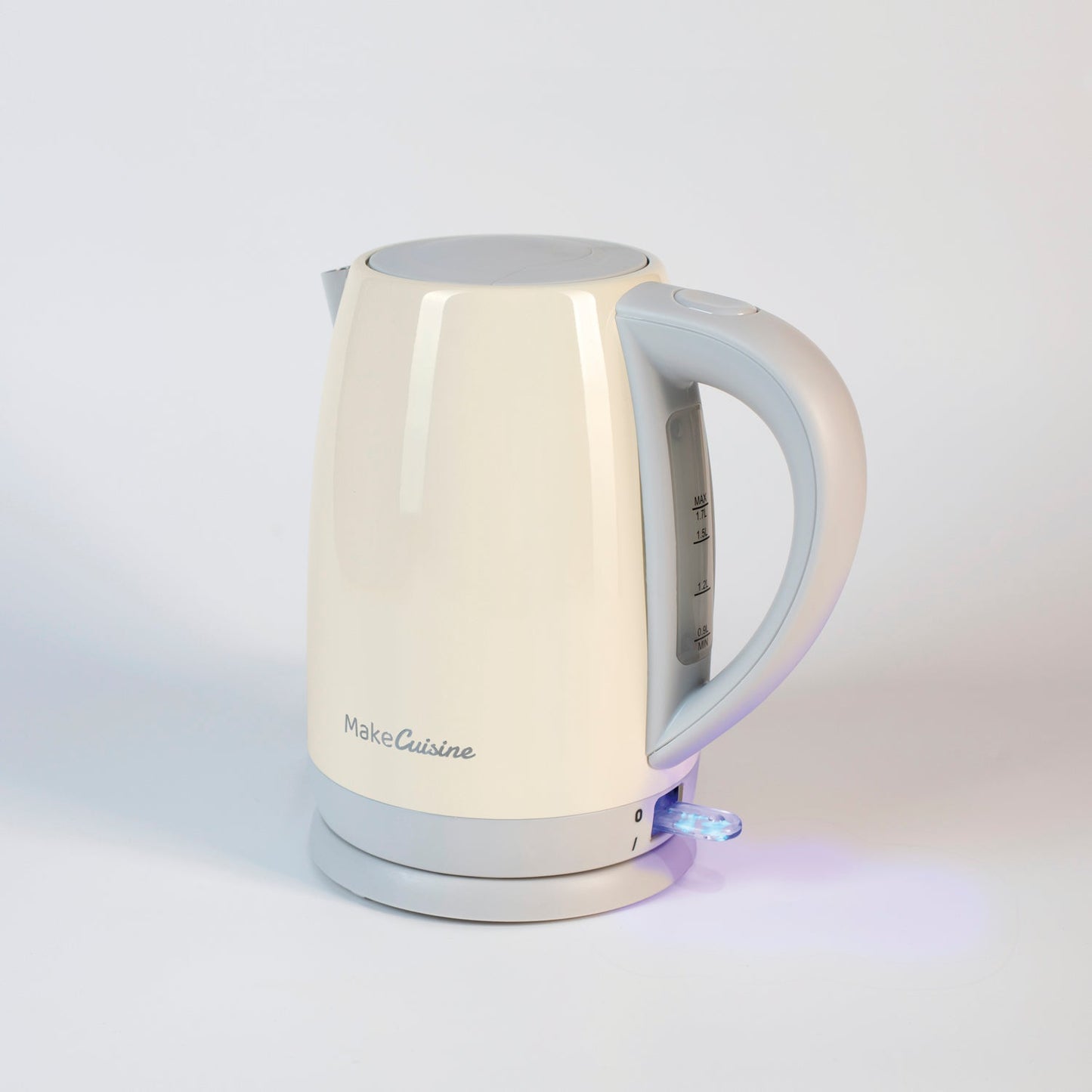 Hervidor Retro de agua eléctrico. Kettle Diseño Vintage color Soft Cream. 2200 W. Base giratoria de 360 grados con cuerpo inalámbrico. Elemento calefactor oculto. 1.7 Litros de agua. Cuerpo Acero Inox. Boquilla Acero Inox. Ebullición rápida. Indicador transparente de nivel. Tapa con Botón Apertura.