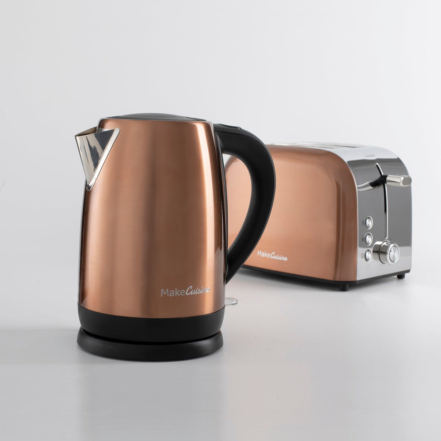 Hervidor Retro de agua eléctrico. Kettle Diseño Vintage color Copper Tech. 2200 W. Base giratoria de 360 grados con cuerpo inalámbrico. Elemento calefactor oculto. 1.7 Litros de agua. Cuerpo Acero Inox. Boquilla Acero Inox. Ebullición rápida. Indicador transparente de nivel. Tapa con Botón Apertura.