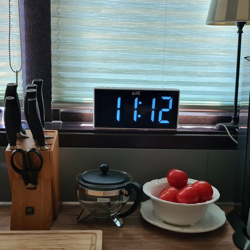 AIC - Radioreloj Despertador FM con gran pantalla LED blanca tamaño "Jumbo" de 24 x 11 cm, Alarma dual, Atenuador "dimmer" de 5 pasos, Función de repetición, Alarma de día de la semana. Mod. 48XXL