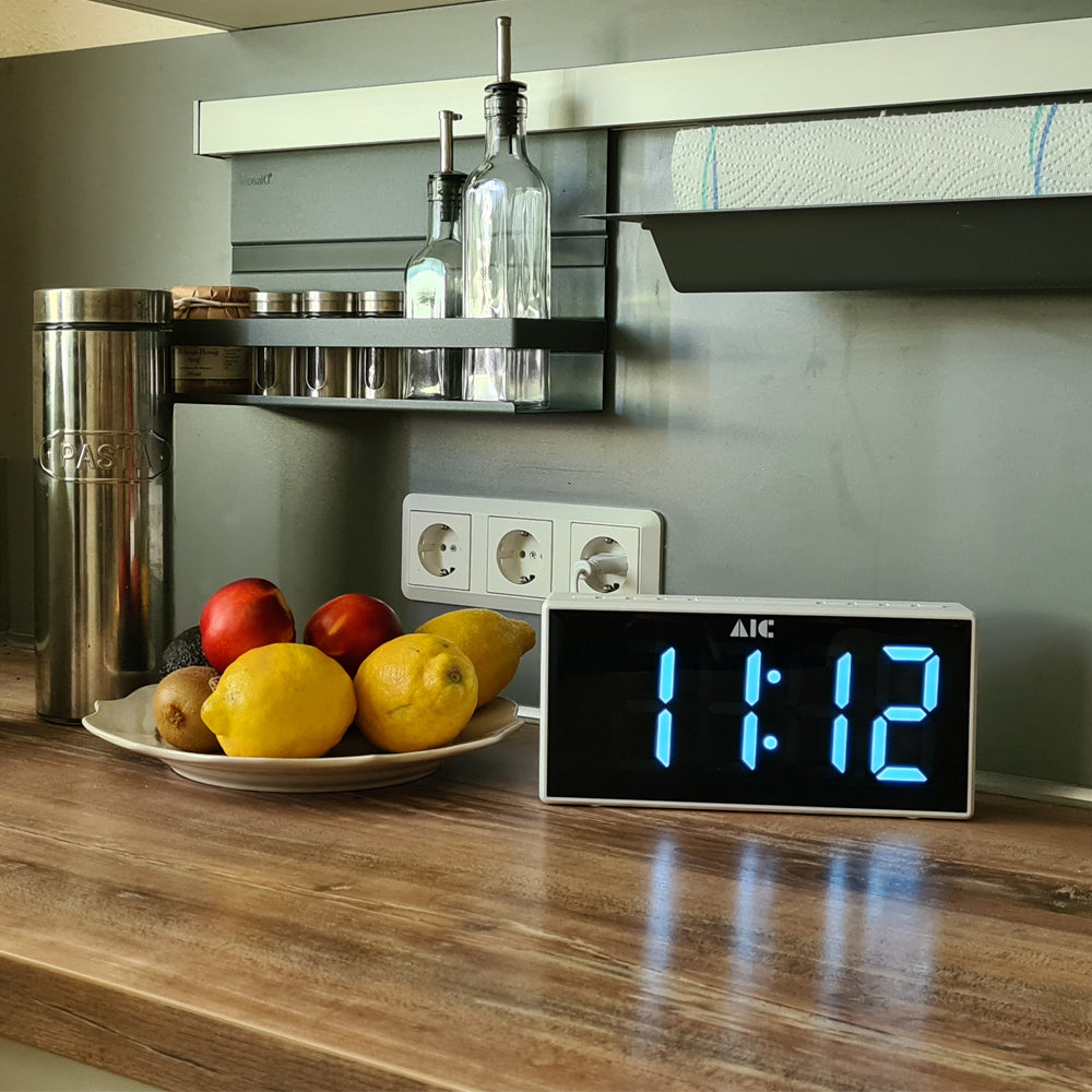 AIC - Radioreloj Despertador FM con gran pantalla LED blanca tamaño "Jumbo" de 24 x 11 cm, Alarma dual, Atenuador "dimmer" de 5 pasos, Función de repetición, Alarma de día de la semana. Mod. 48XXL