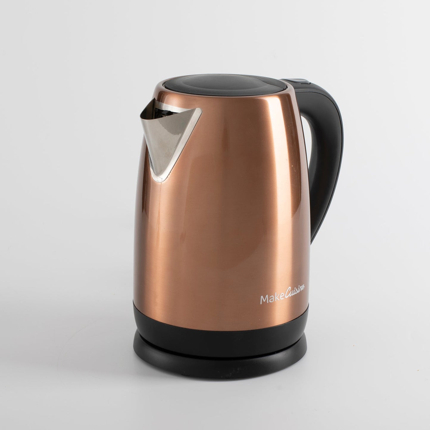 Hervidor Retro de agua eléctrico. Kettle Diseño Vintage color Copper Tech. 2200 W. Base giratoria de 360 grados con cuerpo inalámbrico. Elemento calefactor oculto. 1.7 Litros de agua. Cuerpo Acero Inox. Boquilla Acero Inox. Ebullición rápida. Indicador transparente de nivel. Tapa con Botón Apertura.